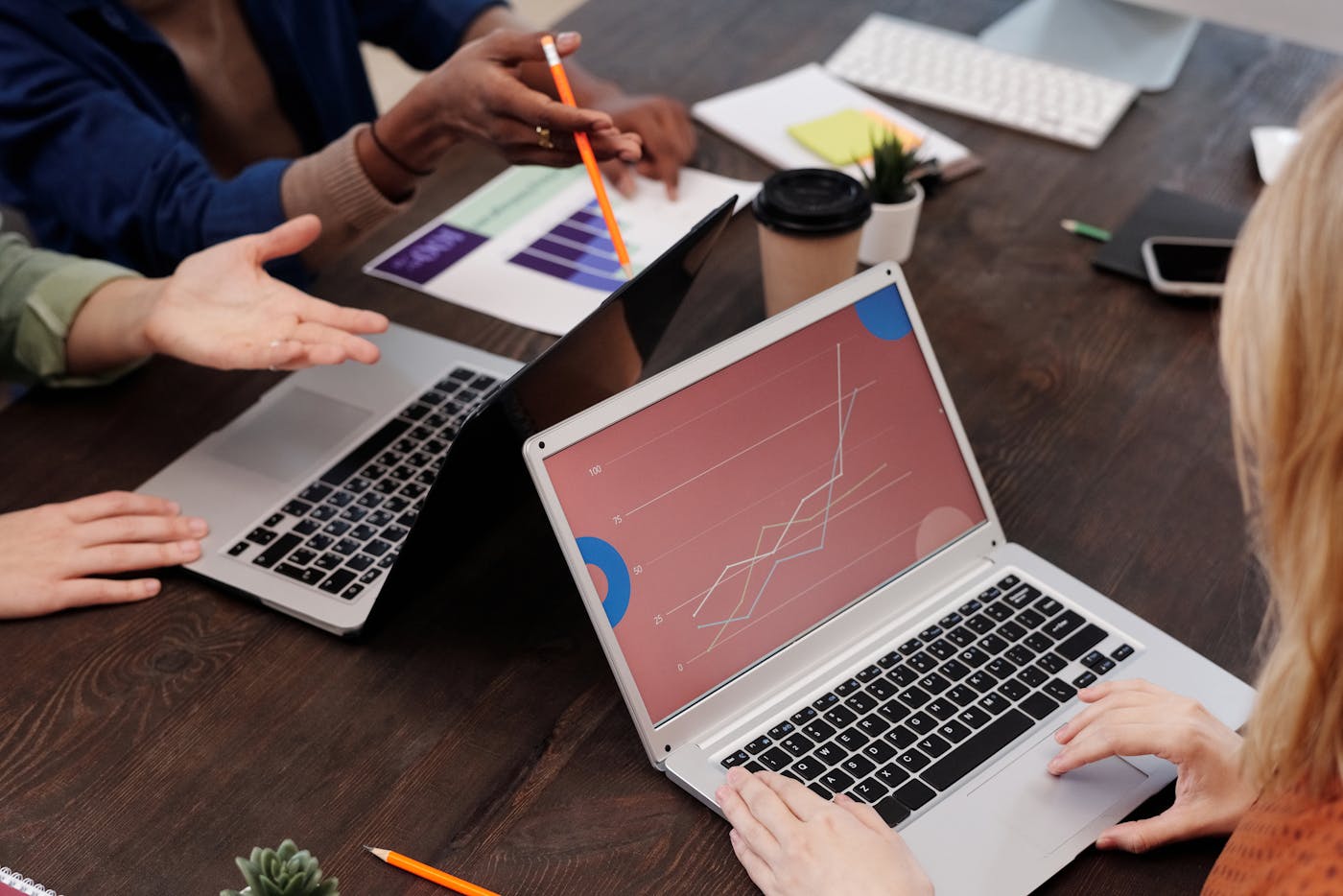 Equipa profissional a analisar dados em ambiente corporativo